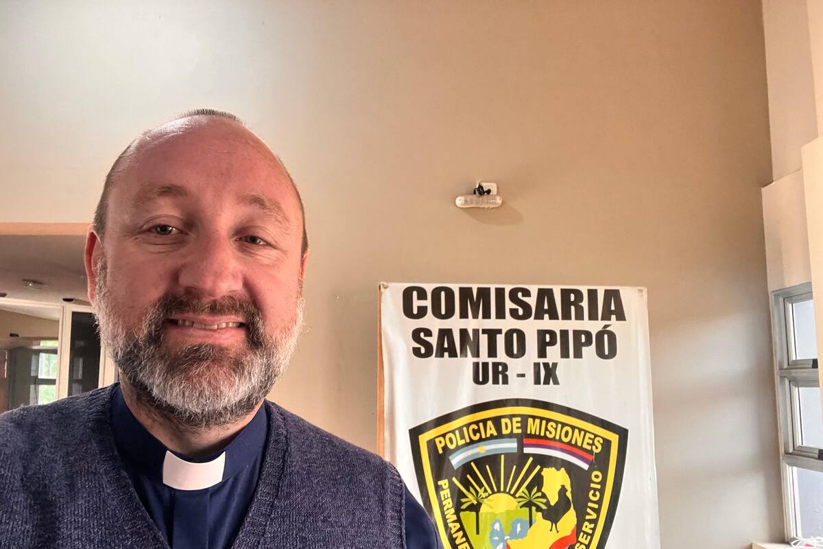 El padre Marcos Szyszkwoski, en la comisaría de Santo Pipó, donde tiene que cumplir horario de 8 a 12 de lunes a viernes como sanción por haber cuestionado en una homilía el poder de Carlos Rovira