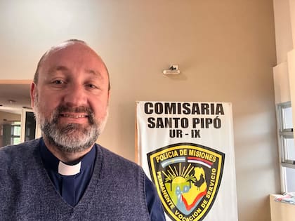 El padre Marcos Szyszkwoski, en la comisaría de Santo Pipó, donde tiene que cumplir horario de 8 a 12 de lunes a viernes.