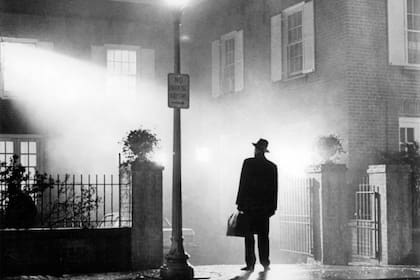 El padre Merrin, interpretado por Max von Sydow, llegando a la casa de Regan