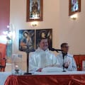 Un sacerdote embistió a un grupo de jóvenes y huyó: dijo que no se había dado cuenta del choque porque iba con la música alta