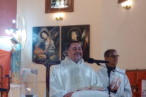 Un sacerdote embistió a un grupo de jóvenes y huyó: dijo que no se había dado cuenta del choque porque iba con la música alta