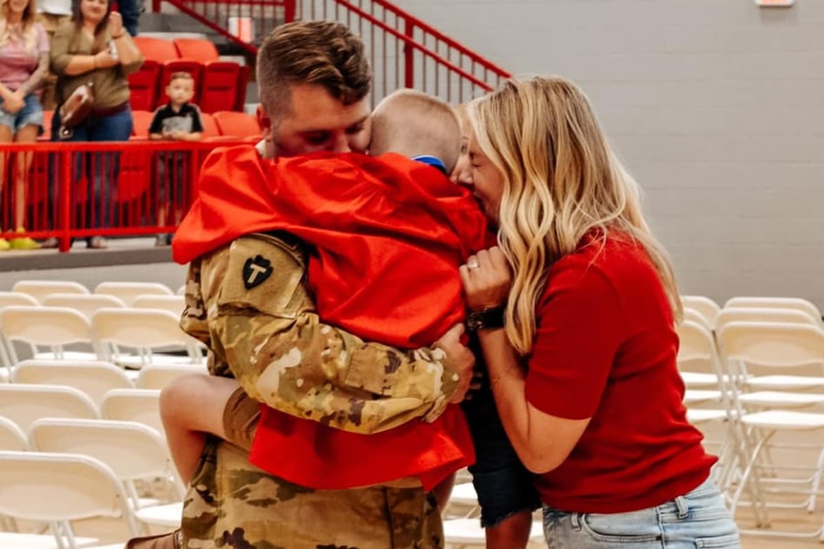 El padre militar sorprendió a su esposa y a sus dos hijos al aparecer durante la ceremonia de graduación de su primogénito