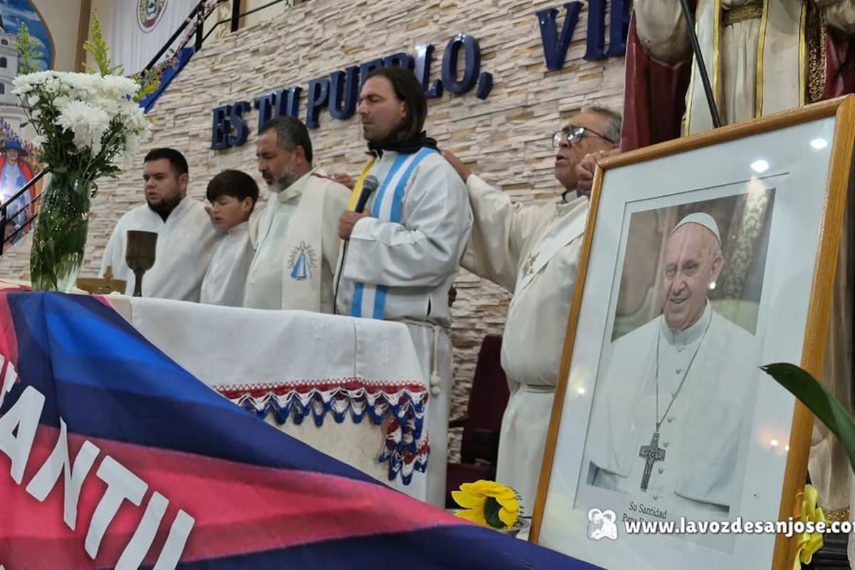 El padre Nicolás "Tano" Angelotti y otros curas de villas y barrios populares, en la misa por Francisco en La Matanza