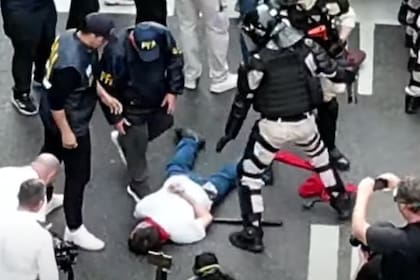 El padre Paco, en el suelo