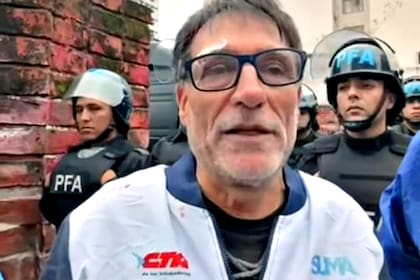 El padre Paco Olveira, el día que lo detuvieron las fuerzas de seguridad durante una marcha frente al Congreso