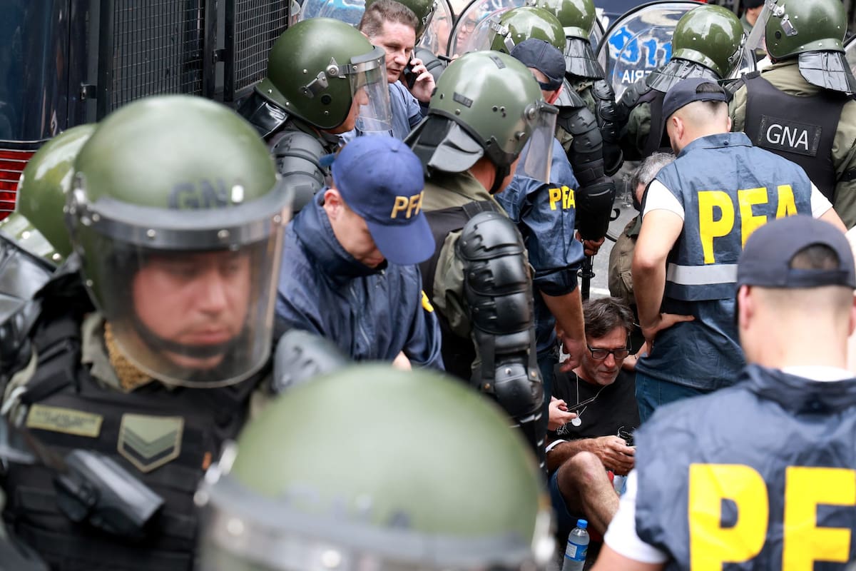 El padre Paco Olveira, rodeado de gendarmes y policías en las inmediaciones del Congreso