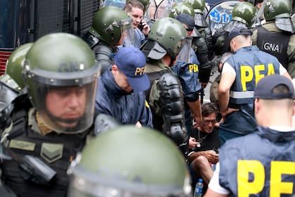 El padre Paco Olveira, rodeado de gendarmes y policías en las inmediaciones del Congreso