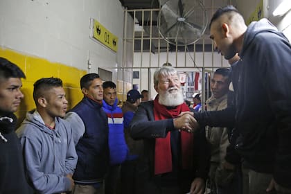 El padre Pedro, junto a un grupo de internos del penal de José León Suárez