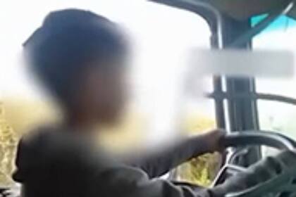 El padre se mostró orgulloso porque su hijo manejaba el camión solo