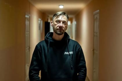 El padre Sergiy Dmitriev es un sacerdote militar. "Siempre enterré a las víctimas del suicidio", dice. (BBC)
