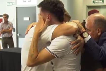 El padre y el abuelo de Lucio Dupuy se fundieron en un sentido abrazo tras conocer el veredicto (Foto: Captura de video)