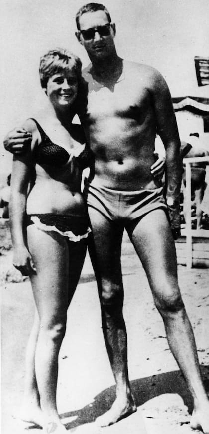 El padre y la madre de Nick en la playa, alrededor de 1965