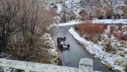 El padre y su hija de nueve años cayeron a un arroyo - Gentileza Policía de la Provincia de Neuquén