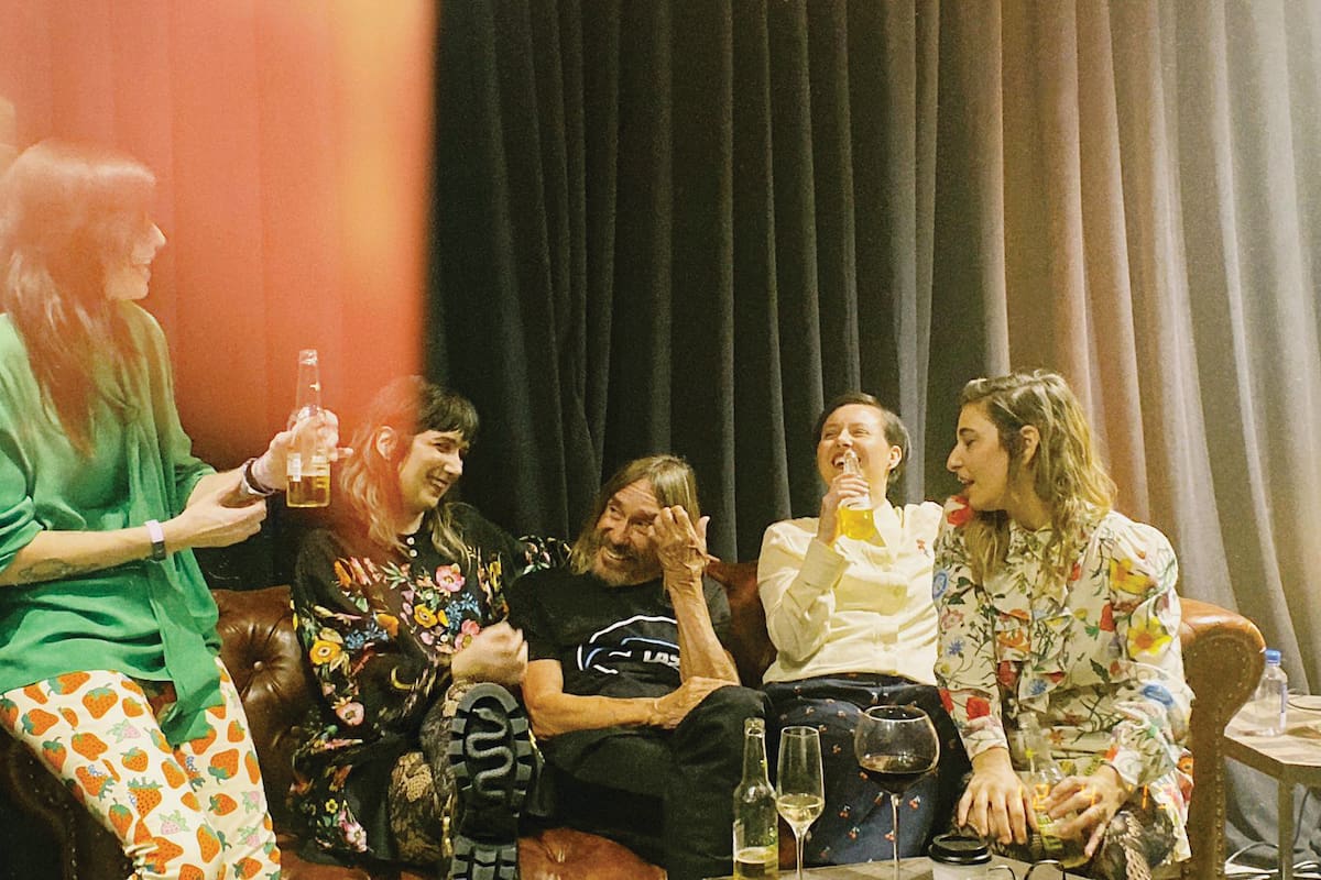 El padrino del punk y Ale Campos se conocieron porque él es vecino y cliente de la disquería donde ella trabaja, en Little Haiti, Miami.