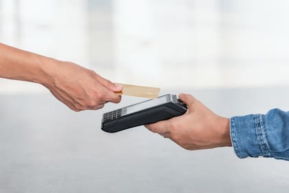 El pago con tarjeta de débito debe tener los mismos beneficios que el pago en efectivo