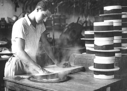El pago del aguinaldo fue a criterio del empleador desde fines del siglo XIX, pero en 1945 fue establecido por decreto y, un año más tarde, sancionado por ley