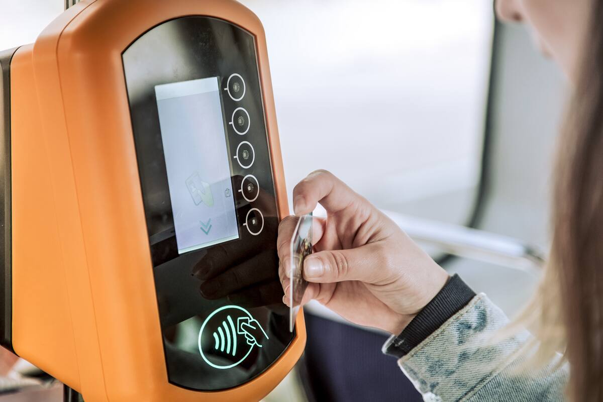 El pago sin contacto en el transporte público genera beneficios para los usuarios y la actividad económica de las ciudades