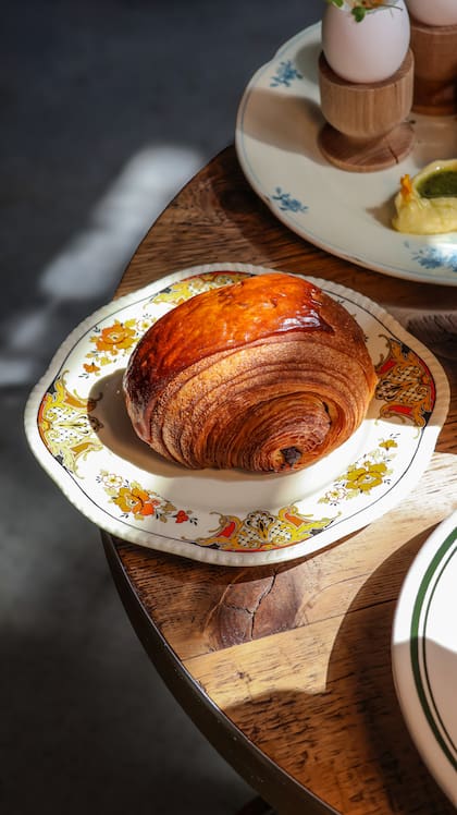 El pain au chocolat no puede faltar en la propuesta de este café francés