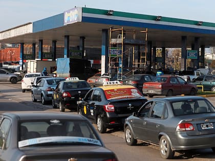 El país consume 160 millones de metros cúbicos de gas por día en invierno; cuando la producción local no alcanza, las industrias y el GNC ceden primero