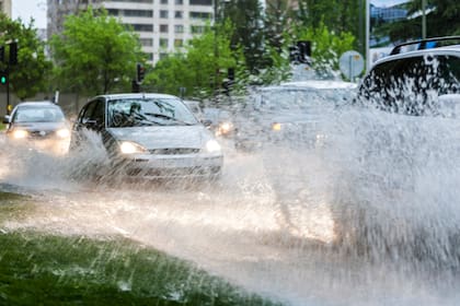 El país donde salpicar agua con el auto conlleva una multa también busca penalizar a los "maleducados al volante"
