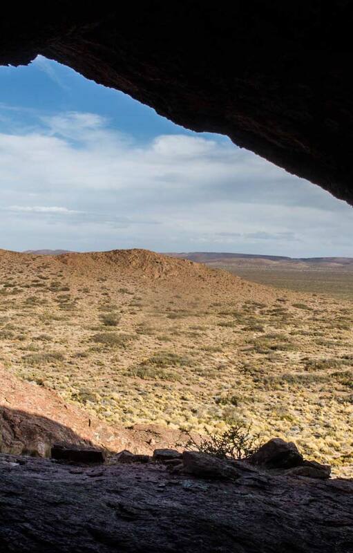 El paisaje de La Caledonia, desde el interior de la Cueva de Lauriente, con vestigios rupestres.