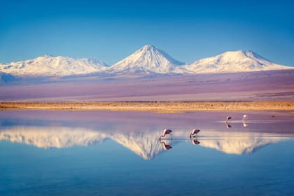 El paisaje de San Pedro de Atacama incluye desiertos, salares, volcanes, géiseres y aguas termales.