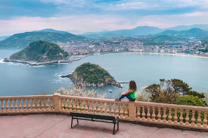 El paisaje de San Sebastián está dominado por la bahía de La Concha, así como su desarrollo arquitectónico moderno iniciado en la segunda mitad del siglo XIX.