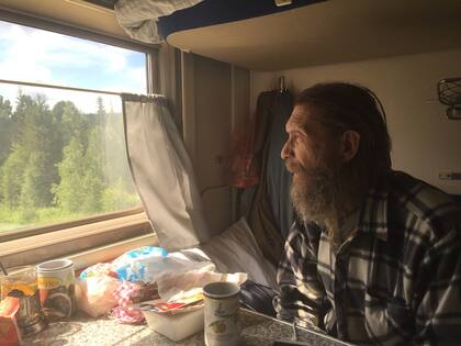 El paisaje de Siberia hipnotiza a un hombre que luego hace una sola pregunta: "Mr. Tourist, do you belive in God?"