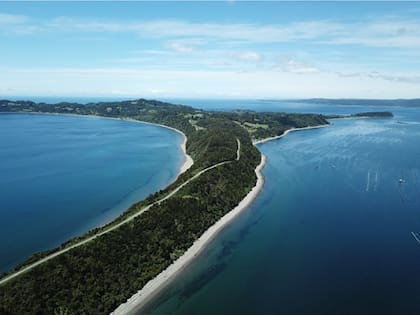 El paisaje deslumbrante del corredor de Puqueldón, Chile.