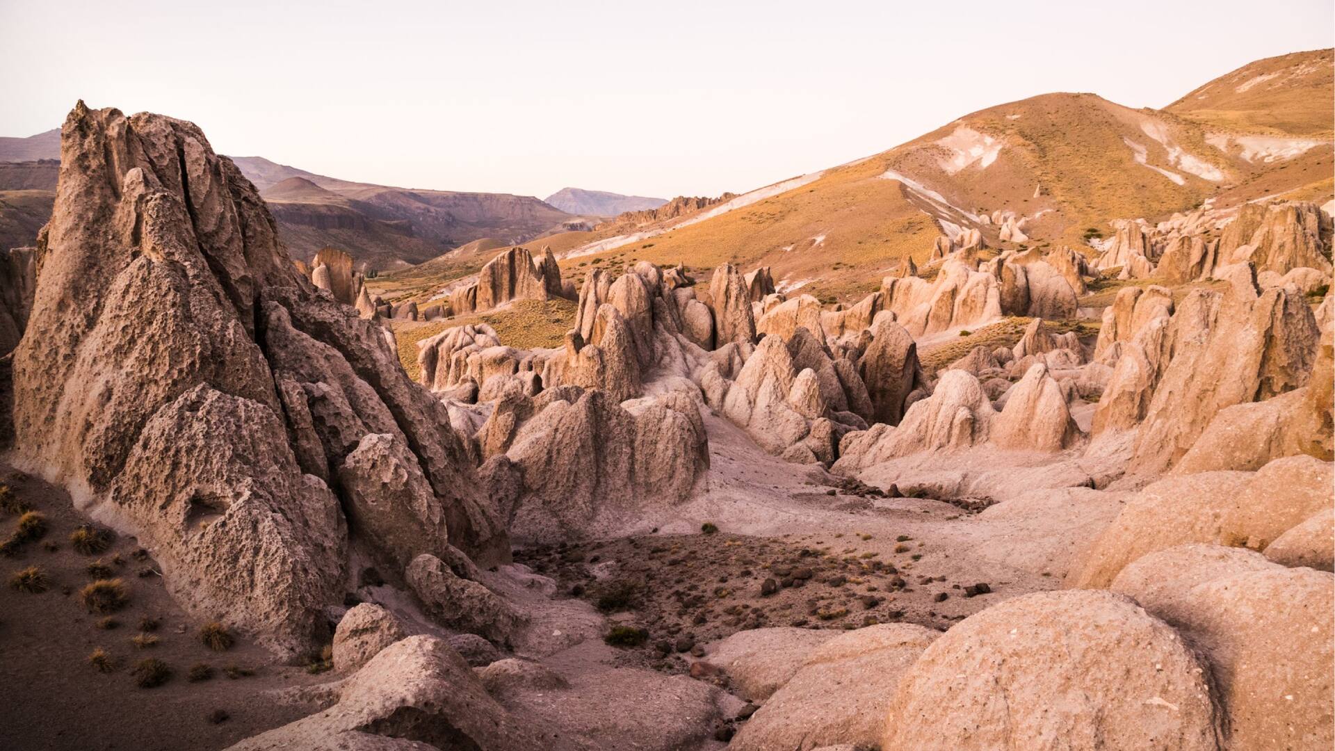 El paisaje en Los Bolillos es realmente único. Las formaciones rocosas cambian de color y forma según la luz del sol y la dirección del viento.