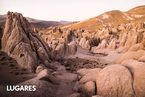 El paisaje en Los Bolillos es realmente único. Las formaciones rocosas cambian de color y forma según la luz del sol y la dirección del viento.