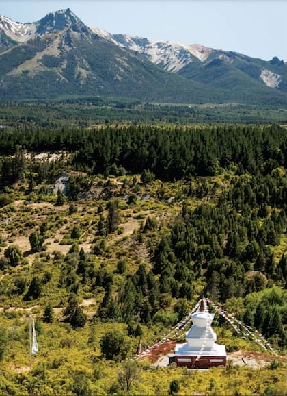 El paisaje patagónico alrededor de la estupa.