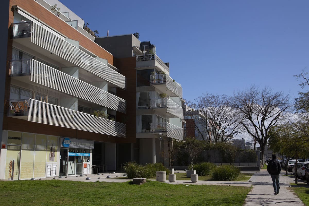 El paisaje urbano con verde y árboles se mezcla con una arquitectura de calidad que marca una nota de modernidad