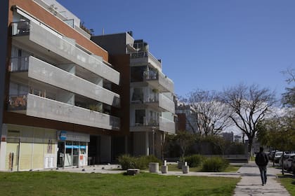 El paisaje urbano con verde y árboles se mezcla con una arquitectura de calidad que marca una nota de modernidad