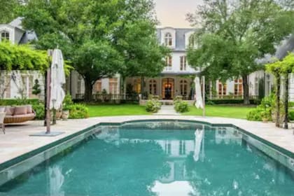 el paisajismo es tan ecléctico y cuidado como el interior de la casa. (Patrick Bertolino/Martha Turner Sotheby's International)