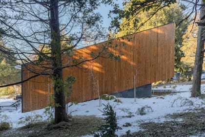 El paisajismo fue diseñado por la arquitecta Sol Montes, responsable de muchos jardines del country Arelauquen, donde se exige respetar el dibujo original de los montes.