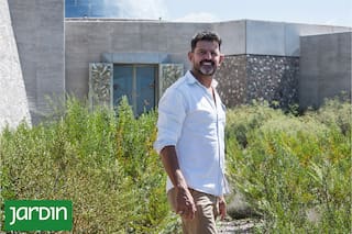 Es un multipremiado paisajista, trabajó y estudió en Europa pero volvió a su Mendoza natal donde sigue dejando su huella