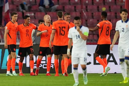 El Países Bajos de Xavi necesitó del doblete del delantero que es convocado por primera vez para vencer a Serbia.