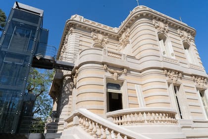 El palacio Ceci de Villa Devoto fue construido entre 1913 y 1918 en una época donde se buscaba imitar la arquitectura europea, especialmente francesa e italiana