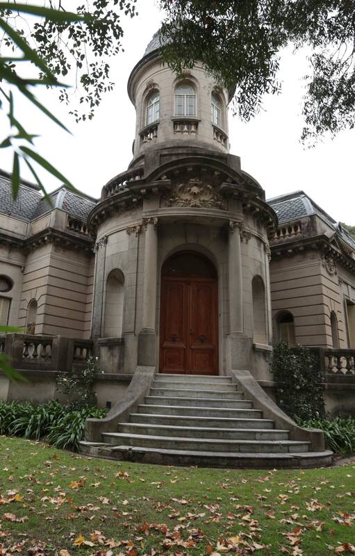 El palacio data de fines del siglo XIX y se mantiene bastante original excepto por un cambio de estilo.