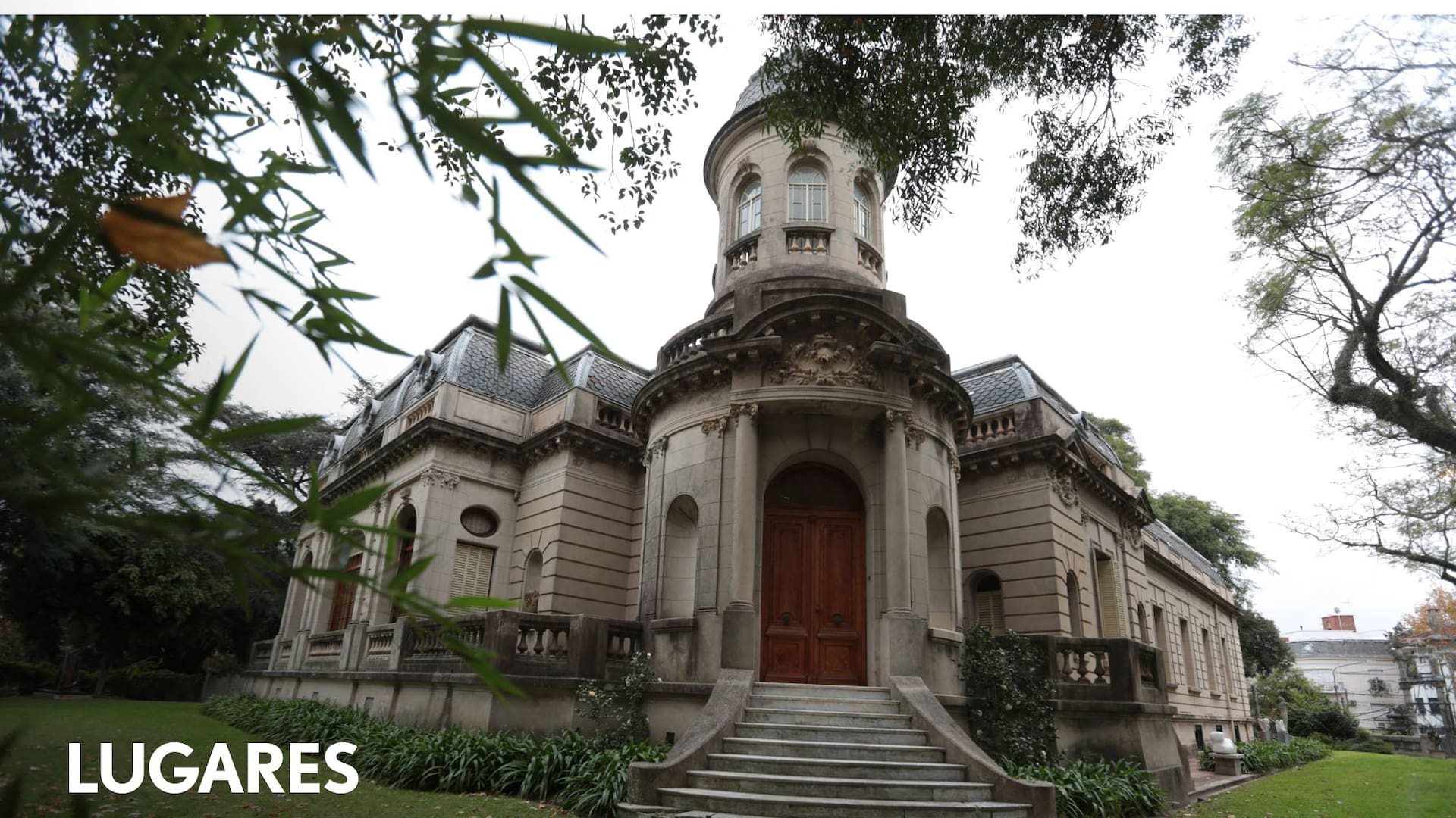El palacio data de fines del siglo XIX y se mantiene bastante original excepto por un cambio de estilo.