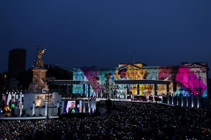 El Palacio de Buckingham, bañado de luces durante el concierto de homenaje a Isabel II