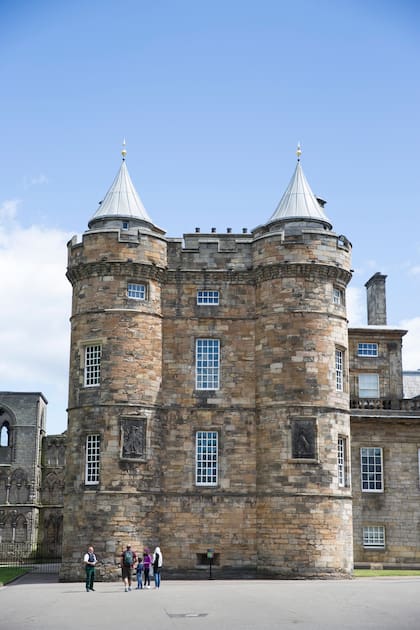 El castillo de Edimburgo se conecta con el Palacio de la Cruz Sagrada –The Holyrood House, más conocido como The Holyrood Palace– a través del la famosa Milla Real (Royal Mile), la calle principal de la Edimburgo original.