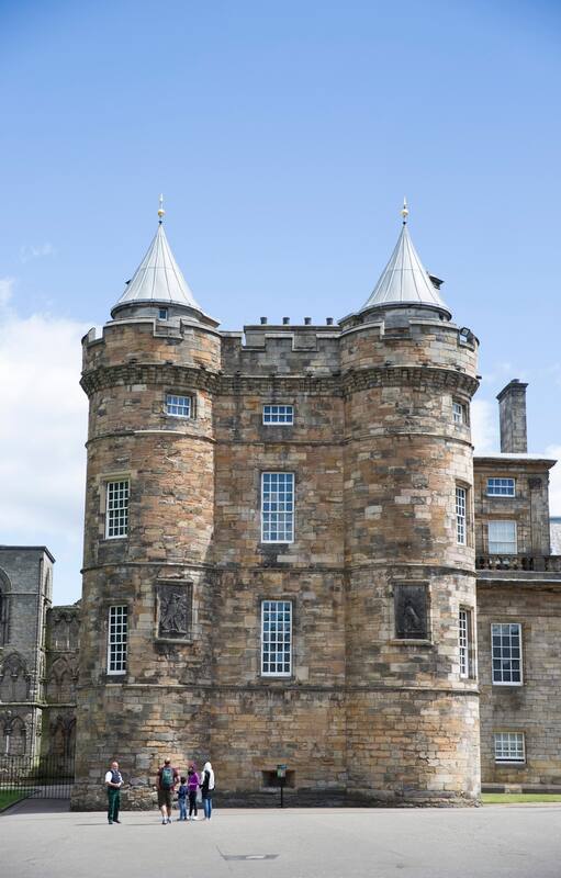 El Palacio de Holyrood, adonde se traslada el féretro con los restos de Isabel II desde el castillo de Balmoral.