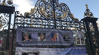 El Palacio de Kensington, residencia oficial de la princesa, se convirtió en un altar para que los londinenses acercaran sus tributos a Lady Di