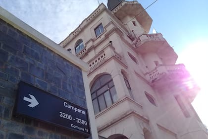 La construcción tiene cinco pisos coronados por una cúpula