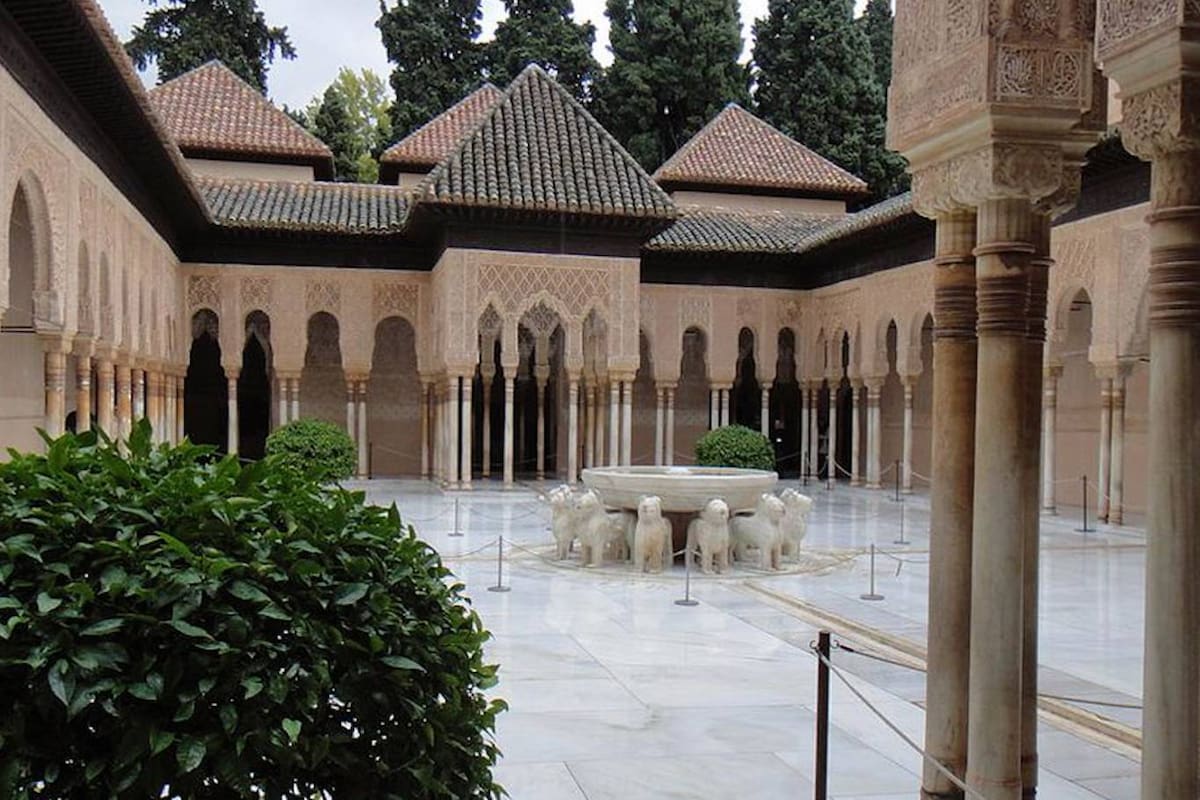 El Palacio de los Leones, una de las construcciones que integran la Alhambra, la joya arquitectónica morisca que deslumbra en Granada