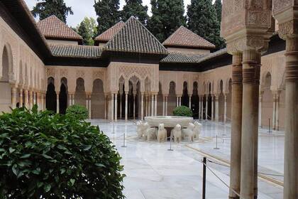 El Palacio de los Leones, una de las construcciones que integran la Alhambra, la joya arquitectónica morisca que deslumbra en Granada