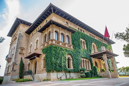 El Palacio de Marivent, en Palma de Mallorca, la residencia veraniega de la familia real española y donde pasó el entonces príncipe Felipe sus vacaciones de 1989 (Photo by Patrick van Katwijk/Getty Images)