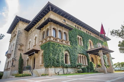El Palacio de Marivent está ubicado en la Cala Major, en Palma de Mallorca, y es la residencia de verano de la familia real española desde los años 70. Su nombre en catalán significa ‘mar y viento’ y fue construido entre 1923 y 1925 por encargo del pintor y coleccionista Joan de Saridakis
